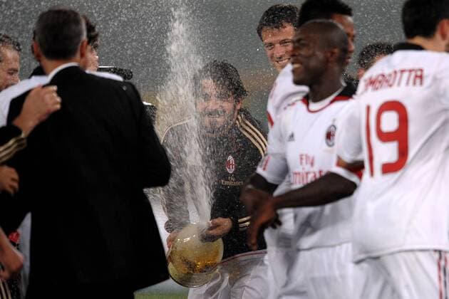 Gennaro Gattuso (Mitte) Proseccodusche - AC Milan feiert die italienische Meisterschaft 2010 2011 Andreaxstaccioli o0 Scudetto Freude