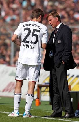 07.05.2011, Fussball 1.Bundesliga 2010 2011, 33.Spieltag, FC St Pauli - FC Bayern München, im Millerntor-Stadion Hamburg. v.l. Thomas Müller (München) , Trainer Andries Jonker (München)