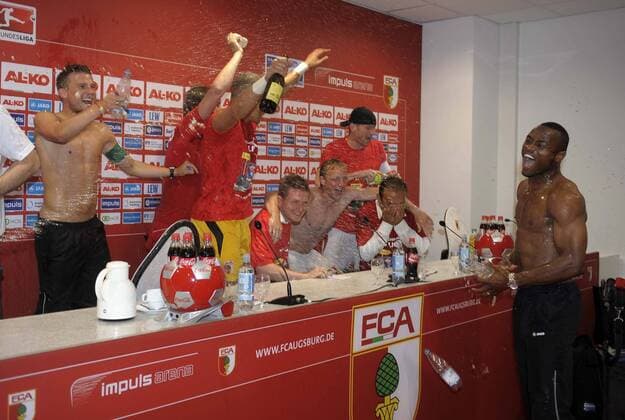 08.05.2011, Fussball 2.Bundesliga 2010 2011, 33.Spieltag, FC Augsburg - FSV Frankfurt, in der Impuls-Arena Augsburg. Aufstiegsjubel: Nando Rafael (re, Augsburg) und die Mannschaft stürmt die Pressekonferenz und spritzt mit Bier um sich, re: Trainer Jos Luhukay (Augsburg).