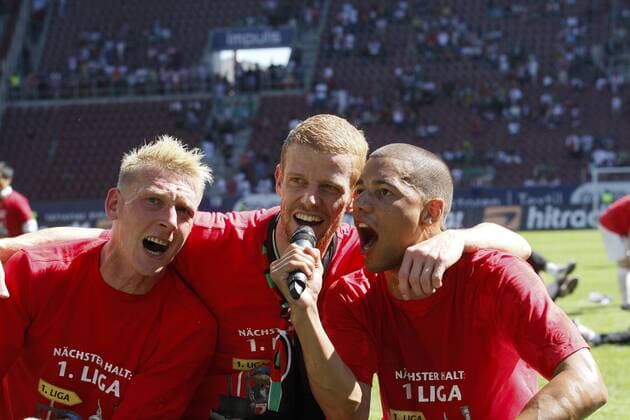 Jubelgesang vor der Fankurve, v.li. Axel BELLINGHAUSEN (FC Augsburg), Uwe MÖHRLE (FC Augsburg), Marcel NDJENG (FC Augsburg) --- Fussball, Männer, 2. Liga, 33. Spieltag, AUFSTIEGSFEIER FC Augsburg o0 Jubel