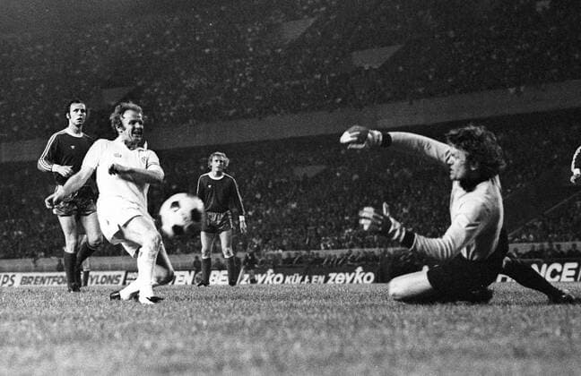 Billy Bremner (Leeds, Mitte) zieht ab gegen Torwart Sepp Maier, dahinter Franz Beckenbauer (li.) und Bernd Dürnberger (beide Bayern) Aktion Bill William Billie o00 Aufmacher