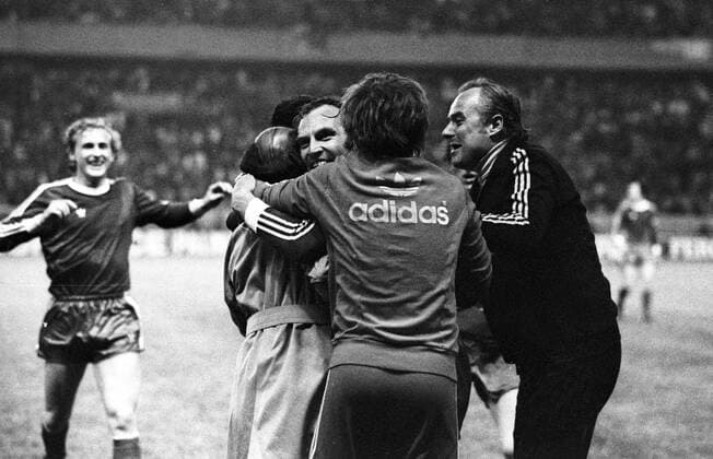 Schlussjubel - FC Bayern München ist Europapokalsieger der Landesmeister 1975: Franz Roth (Mitte) umarmt Trainer Dettmar Cramer (2.v.li.) Jubel Freude Sieg