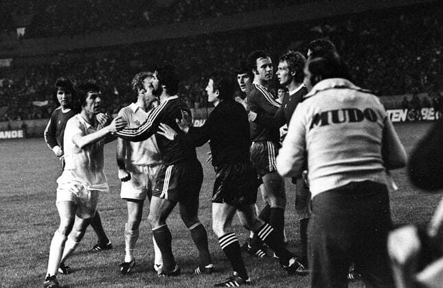 Meinungsverschiedenheiten beim Europapokalfinale der Landesmeister 1975, v.li. Josef Weiß (Bayern), x, Billy Bremner (Leeds), Gerd Müller (Bayern), Schiedsrichter Michel Kitabdjan (Frankreich), x, Franz Beckenbauer (Bayern) und Rainer Zobel (Bayern) Streit, streiten, Auseinandersetzung, Meinungsverschiedenheit reklamieren, beschweren, meckern