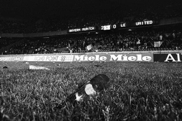 Müll, der von den Leeds Anhängern nach der Niederlage auf den Platz geworfen wurde, auf dem Rasen des Pariser Prinzenparks, hi. zeigt die Stadionanzeige das Endergebnis Abfall Wurfgeschoss Objekt