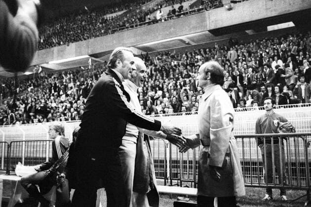 FC Bayern München ist Europapokalsieger der Landesmeister 1975: Manager Robert Schwan (2.v.li.) gratuliert Trainer Dettmar Cramer Sieg Jubel Freude gratulieren, Gratulation, Glückwunsch, beglückwünschen Funktionär Krux