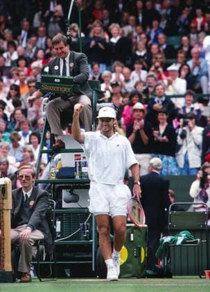 Andre Agassi (USA) celebrates his victory. Mens singles Wimbledon All England Tennis Championships 1992  o0 Sieger Sieg Finale