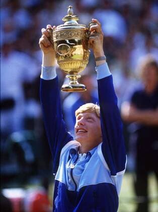 Boris Becker (Germany) with the trophy. Mens final. Wimbledon All England Tennis Championships 1985.  o0 Sieger Sieg Finale Pokal Objekte Trophäe Siegerehrung