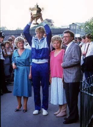 Boris Becker (Germany) with his family.Mens final. Wimbledon All England Tennis Championships 1985.  o0 Sieger Sieg Finale Pokal Objekte Trophäe Siegerehrung Familie privat Mutter