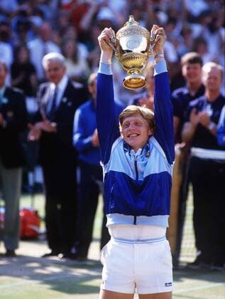 Boris Becker (Germany) with the trophy.Mens final. Wimbledon All England Tennis Championships 1985.  o0 Sieger Sieg Finale Pokal Objekte Trophäe Siegerehrung