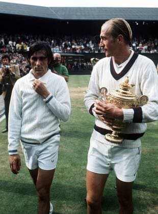 Stan Smith leaves the court with the Men s Singles Trophy, Ilie Nastase leaves looking dejected. Mens Singles Final. Wimbledon Tennis Championship, 1972.  o0 All England Championships o0 Sieger Sieg Finale Objekte Pokal Trophäe