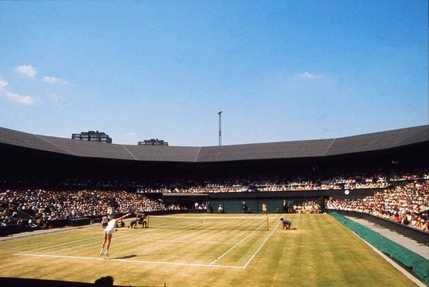 Tennis Womens Singles Final Billie Jean King (Far side) v Evonne Cawley Wimbledon Centre Court 1975  o0 All England Tennis Championships Zuschauer Damen