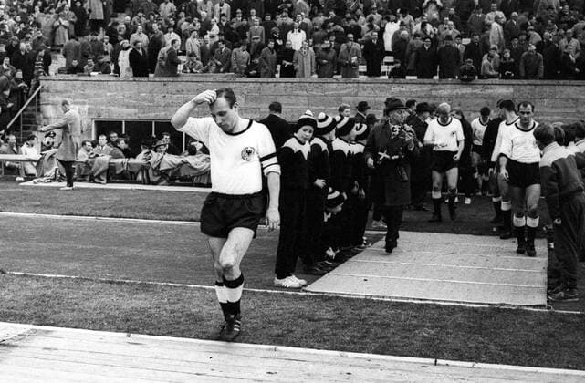 WM Qualifikation 1964 in Berlin - BR Deutschland - Schweden 1:1 - Spielführer Uwe Seeler (BRD, vorn) - Einmarsch, re. dahinter Willi Giesemann (BRD) Aktion Einzelbild