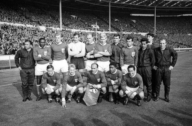 Weltauswahl 1963 im Wembley Stadion in London - Mannschaftsbild der Weltelf, hi.v.li.: Ferenc Puskas, Djalma Santos, Svatopluk Pluskal, Torwart Lev Yashin, Jan Popluhar, Karl Heinz Schnellinger, Torwart Milutin Soskic, Josef Masopust, Luis Eyzaguirre, Jim Baxter, Uwe Seeler; vorn: Raymond Kopa, Denis Law, Alfredo Di Stefano, Eusebio und Francisco Gento Lopez Aktion Totale