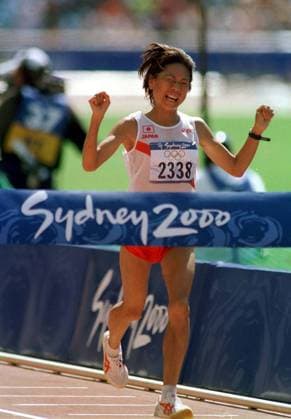 Naoko Takahashi (Japan) wins the Womens Marathon. Sydney Olympics, 24 09 2000.  o0 Olympiasieg Sieg o00 Ziel Schriftzug o0 Leichtathletik