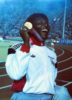 Großbritannien, Black History Month im Oktober - Sport Tessa Sanderson (GBR) celebrates her gold medal in the Womens Javelin Los Angeles Olympics 1984  o0 Olympiasieg, Sieg, Goldmedaille o0 Leichtethletik Speerwurf