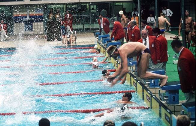 Swimming Relay change over. Seoul Olympics 1988.  o0 Staffel Wechsel Symbol Schwimmer