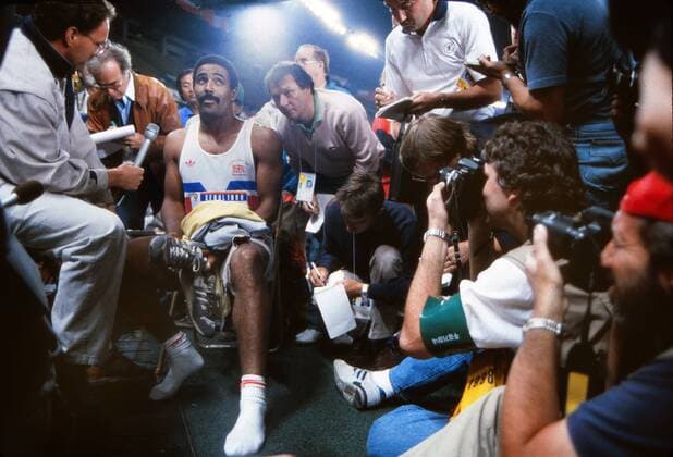 Daley Thompson (GBR) has his press conference on the track, after finishing his events. Seoul Olympics 1988 Decathlon 29 09 1988  o0 Medieninteresse Fotograf, Sportfotograf o0 Leichtathletik Zehnkampf