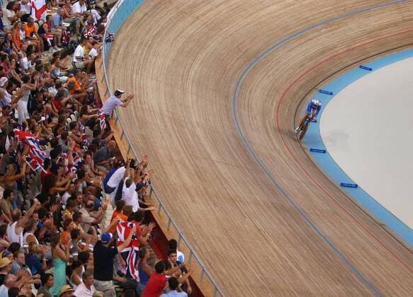 PARIS 2024, OLYMPIC LEGENDS: Bradley Wiggins Bradley Wiggins (GBR) wins the Mens Individual Pursuit Final. Cycling, Athens Olympics, 21 08 2004.  o0 Radsport Rad Bahn Totale Zuschauer Fans o00 Aufmacher