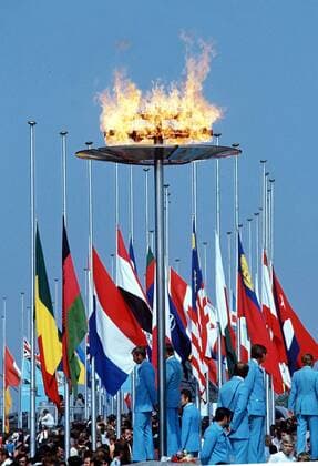 Flags of nations at half mast after the deaths of Israeli competitors in terrorist action. Memorial Service. Munich Olympics 1972.  o0 Olympisches Feuer Flamme Fahne, Nationalfahne Halbmast Objekte Trauer Terroranschlag Anschlag GER