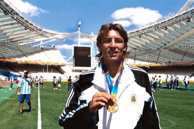 Gabriel Heinze (Argentina) celebrates with his gold Medal in front of the Olympic Flame.Mens Football Final. Argentina v Paraguay.28 8 2004.Athens Olympics 2004.  o0 Olympiasieg Sieg o0 Fussball Nationalmannschaft Länderspiel
