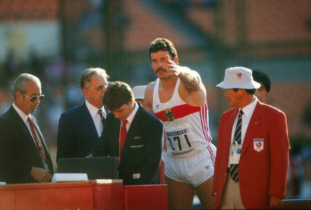 Jürgen Hingsen (FRG) argues with officials before being told to leave the track after disqualification in the 100m event. Seoul Olympics 1988 Decathlon 29 09 1988  o0 Leichtathletik Zehnkampf
