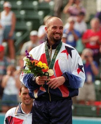 ANDRE AGASSI (USA) WITH GOLD MEDAL FOR MEN S SINGLES TENNIS. STONE MOUNTAIN PARK, 3 8 1996. ATLANTA OLYMPICS 1996.  o0 Olympiasieg Sieg Goldmedaille Siegerehrung
