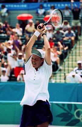 LINDSEY DAVENPORT (USA) CELEBRATES MATCH WINNING POINT IN TENNIS SINGLES FINAL. . STONE MOUNTAIN PARK, 2 8 1996. ATLANTA OLYMPICS 1996.  o0 Olympiasieg Sieg