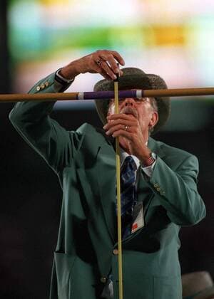 HIGH JUMP JUDGE CHECKING THE HEIGHT OF THE BAR. OLYMPIC STADIUM, 28 7 1996. ATLANTA OLYMPICS 1996.  o0 Schiri Kontrolle Messung Höhe Latte hochsprunglatte Lattenhöhe Objekte o0 Leichtathletik Hochsprung