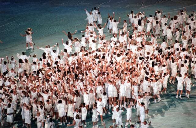 CHILDREN AT THE CLOSING CEREMONY PERFORM THE Y.M.C.A DANCE. ATLANTA OLYMPICS 96. 04 08 1996.  o0 Abschlussfeier Kind Totale