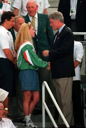 MICHELLE SMITH OF IRELAND, WINNER SO FAR OF 3 SWIMMING GOLDS, MEETS U.S.PRESIDENT BILL CLINTON AT THE POOL, 25 7 1996. ATLANTA OLYMPICS 1996.  o0 Olympiasieg Sieg People Politik USA