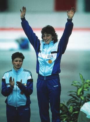 Zweite Christa Rothenburger (re.) und Dritte Karin Kania (beide DDR) - Siegerehrung 500m --- Calgary.  o0 Siegerehrung o0 Eisschnelllauf