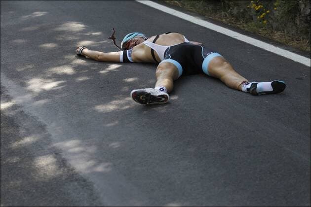Wouter Weylandt (BEL Leopard Trek) erleidet bei seinem schweren Sturz am Passo del Bocco einen Schädelbasisbruch und erliegt schließlich seinen Verletzungen  PhotoNews o0 Unglück Todesfall Blut Einzelbild