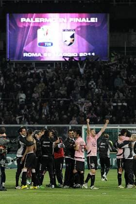 US Palermo (rosa) - AC Mailand (weiß), Schlußjubel Palermo  o0 Jubel, Freude Totale Anzeigetafel, Anzeige, Tafel, Stadionanzeige