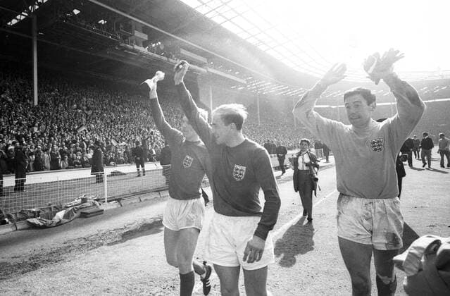 Jubel Weltmeister England 1966, v. li.: Bobby Moore mit dem Coupe Jules Rimet, George Cohen und Torwart Gordon Banks Jubel, Freude Sieg Weltmeister Pokal Trophäe Objekte
