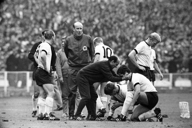 Fußball, WM 1966, Finale in Wembley, England - Deutschland 4-2 n.V. Pause zur Verlängerung im WM Finale 1966, v.li.: Uwe Seeler, Bundestrainer Helmut Schön, Co Trainer Dettmar Cramer, Sigfried Held (10), Wolfgang Weber, Lothar Emmerich, Karl Heinz Schnellinger Nationaltrikot Pause, Spielpause, ausruhen, erholen, entspannen