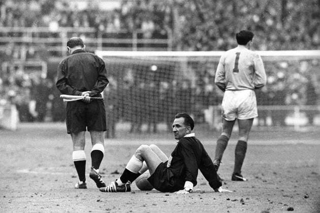Fußball, WM 1966, Finale in Wembley, England - Deutschland 4-2 n.V. FIFA Schiedsrichter Gottfried Dienst (Schweiz, Mitte) ruht sich vor der Verlängerung des Finals der WM 1966 zwischen Linienrichter Karol Galba (CSSR, li.) und Torwart Gordon Banks (England) aus erholen, entspannen, ausruhen, Pause, Spielpause, sitzen, Boden, Kurios Komik