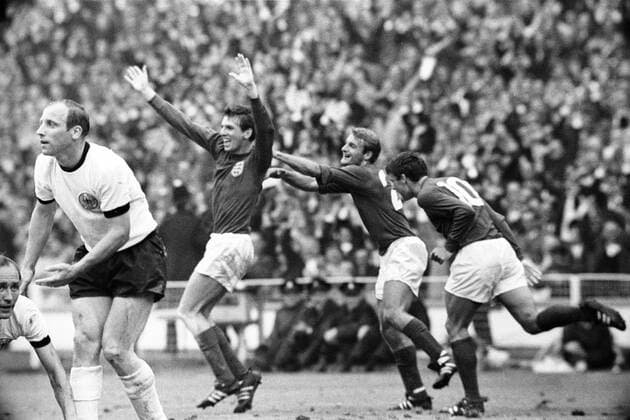 Fußball, WM 1966, Finale in Wembley, England - Deutschland 4-2 n.V. Torjubel England, v. re.: Geoff Hurst, Roger Hunt und Torschütze Martin Peters, vorn hilft Uwe Seeler Willi Schulz (li. beide BR Deutschland) auf Aktion Nationaltrikot Jubel, Freude, aufhelfen, aufstehen, enttäuscht, Freud und Leid Aufmacher