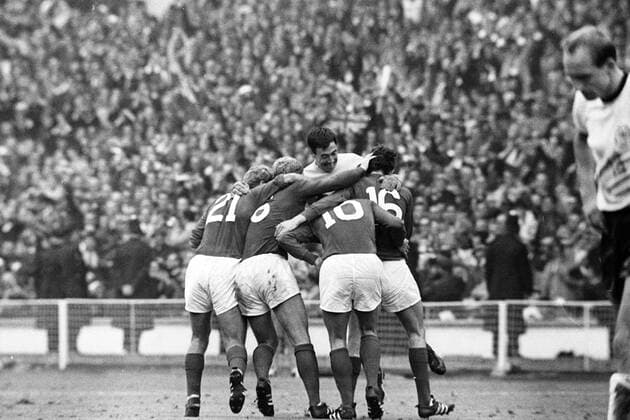Fußball, WM 1966, Finale in Wembley, England - Deutschland 4-2 n.V. Torjubel England, v. li.: Roger Hunt, Bobby Moore, Geoff Hurst (10), Torwart Gordon Banks, Martin Peters, vorn Willi Schulz (BR Deutschland) enttäuscht Aktion Nationaltrikot Jubel, Freude Freud und Leid