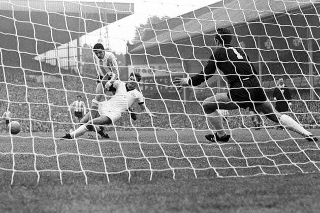 Luis Artime (Argentinien, li.) gegen Wolfgang Weber und Torwart Hans Tilkowski (beide BR Deutschland) Hintertor, Hintertorkamera, Hintertorperspektive Aktion