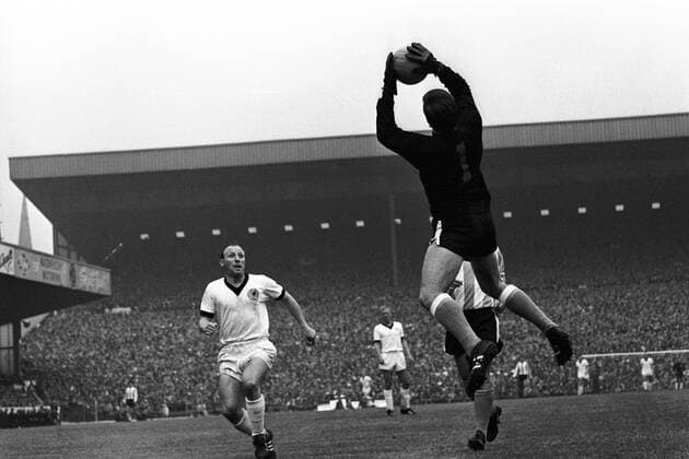 Uwe Seeler (BR Deutschland, li.) gegen Torwart Antonio Roma (Argentinien) Aktion