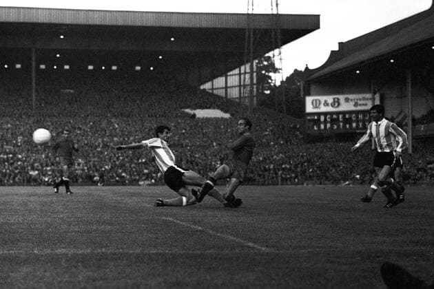 Duell im WM Spiel von 1966 zwischen Argentinien und Spanien Aktion krux, Fußballer Spieler Fußballspieler, Kampf Dynamik