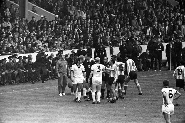 Auseinandersetzungen im Spiel Deutschland gegen Argentinien mit Wolfgang Overath (vorn li.) und Karl Heinz Schnellinger (3, beide BR Deutschland) Aktion, Totale Gerangel, Rangelei Streit, streiten, Auseinandersetzung, Meinungsverschiedenheit