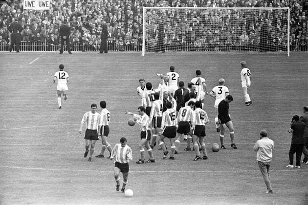 WM 1966 - Versammlung im Mittelkreis vor dem Spiel Deutschland gegen Argentinien Aktion, Totale