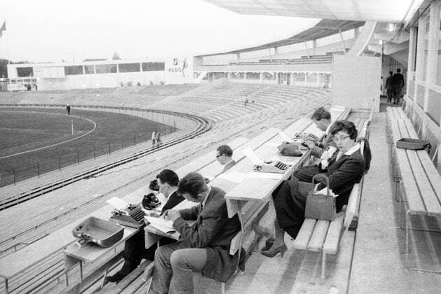 1 Jahr bis WM 2022: Historie, Stadien und Architektur Journalisten während der WM 1958 auf der Pressetribüne bei der Arbeit Pressetribüne, Journalist, Arbeitsplatz, Arbeitswelten Medien Tribüne, Medientribüne