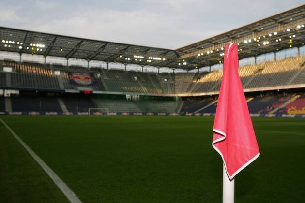 FUSSBALL - BL, RBS SALZBURG, AUSTRIA, 10.MAI.11 - FUSSBALL - tipp3 Bundesliga powered by T-Mobile, Red Bull Arena Salzburg RB. Bild zeigt eine Eckfahne.  o0 Equipment, Fahne Objekte Stadion