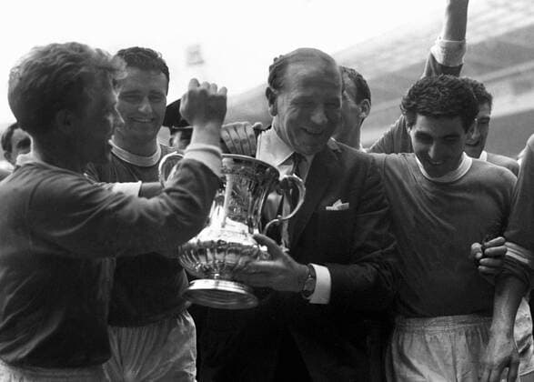 Football MATT BUSBY (Manager) PARADES THE TROPHY WITH HIS Manchester United ManU PLAYERS. Manchester United ManU V LEICESTER CITY. FA CUP FINAL. WEMBLEY 25 05 1963. 