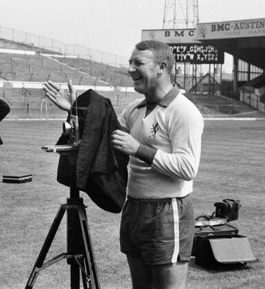 Fußball, Trainerhistorie, Aston Villa Tommy Docherty (Aston Villa manager) takes a photograph at the team photo session. 1969 1970 season. Football 