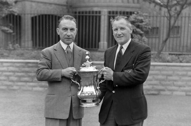 Fußball, Trainerhistorie, Aston Villa Eric Houghton (Aston Villa manager) left and Fred Archer (Secretary - left) with the FA Cup trophy Winner of the FA Cup Final 1957 