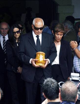 Brother Baldomero Ballesteros with the urn, and Ana Nunez (L) -- Severiano - Seve - Ballesteros s funeral at the small church of San Pedro in his hometown of Pedrena in northern Spain on Wednesday.  o0 Familie privat Bruder o0 Severiano ESP Tod