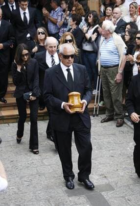 Brother Baldomero Ballesteros with the urn, behind Ana Nunez (L) and Carmen Cabarga, wife of Baldomero Ballesteros -- Severiano - Seve - Ballesteros s funeral at the small church of San Pedro in his hometown of Pedrena in northern Spain on Wednesday.  o0 Familie privat Bruder o0 Severiano ESP Tod
